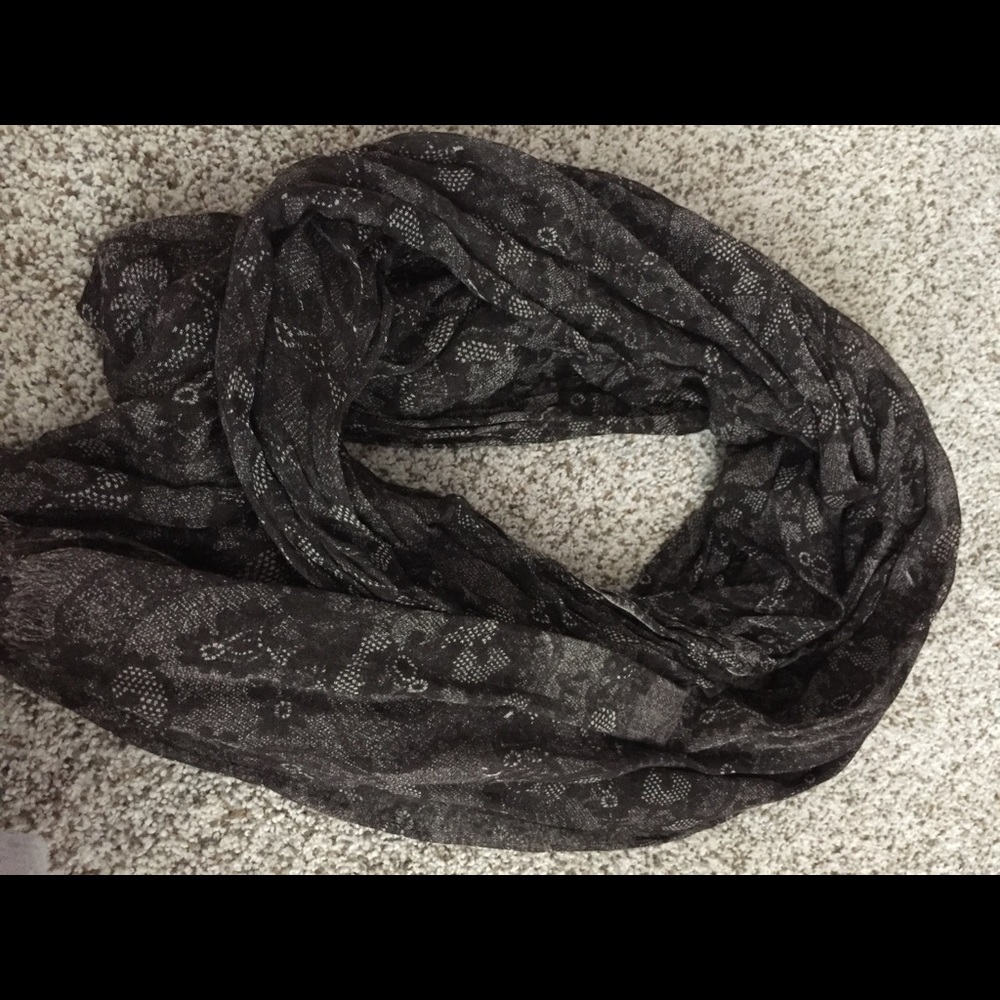 🌷 3/$20 Beautiful sheer scarf🌷